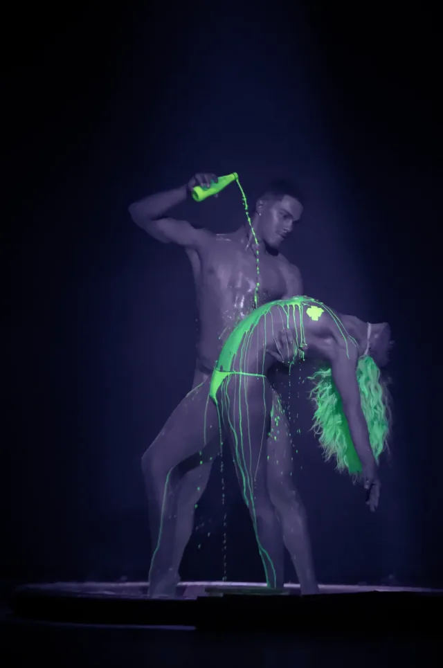 UV neon paint pour performance
