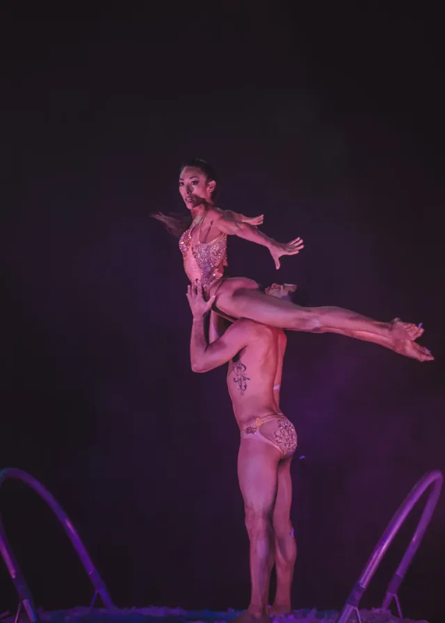 Gold duo acrobats — shoulder carry lift